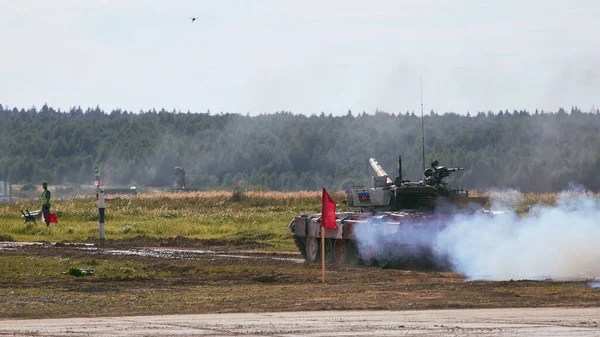 Ordu-2020 forumu sırasında Moskova yakınlarındaki Alabino 'da düzenlenen tank biatlon yarışmasında modern tank