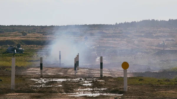 Ordu-2020 forumu sırasında Moskova yakınlarındaki Alabino 'da düzenlenen tank biatlon yarışmasında modern tank