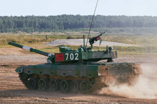 Ordu-2020 forumu sırasında Moskova yakınlarındaki Alabino 'da düzenlenen tank biatlon yarışmasında modern tank