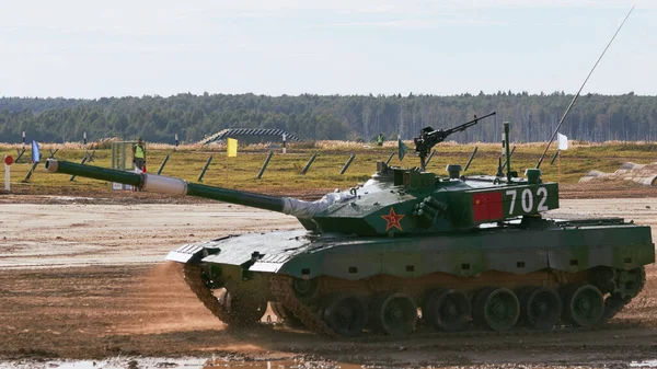 Ordu-2020 forumu sırasında Moskova yakınlarındaki Alabino 'da düzenlenen tank biatlon yarışmasında modern tank