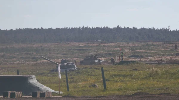 Ordu-2020 forumu sırasında Moskova yakınlarındaki Alabino 'da düzenlenen tank biatlon yarışmasında modern tank