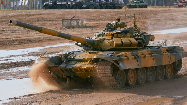 Современный танк на соревнованиях по танковому биатлону в Алабино под Москвой в рамках форума "Армия-2020"