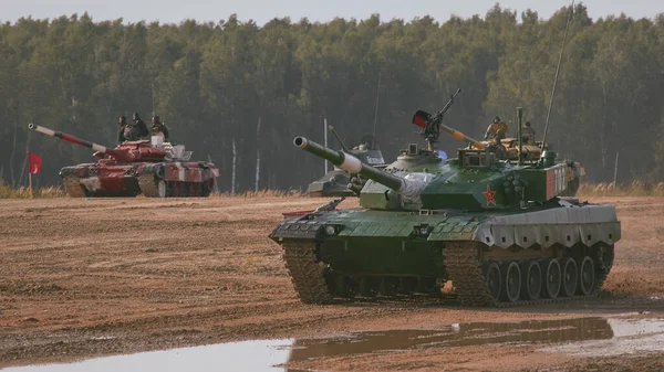 Ordu-2020 forumu sırasında Moskova yakınlarındaki Alabino 'da düzenlenen tank biatlon yarışmasında modern tank