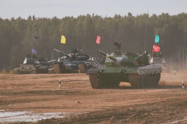 Ordu-2020 forumu sırasında Moskova yakınlarındaki Alabino 'da düzenlenen tank biatlon yarışmasında modern tank