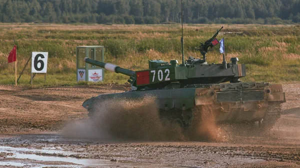 Ordu-2020 forumu sırasında Moskova yakınlarındaki Alabino 'da düzenlenen tank biatlon yarışmasında modern tank