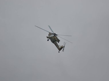 Helikopter Mi-28 akrobasi yapıyor.
