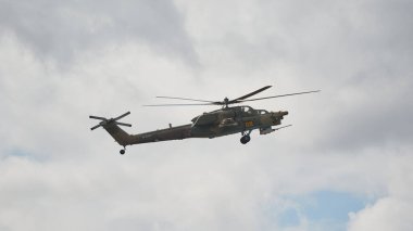 Helikopter Mi-28 akrobasi yapıyor.