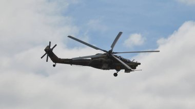Helikopter Mi-28 akrobasi yapıyor.