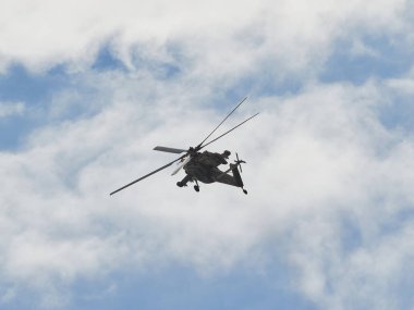 Helikopter Mi-28 akrobasi yapıyor.