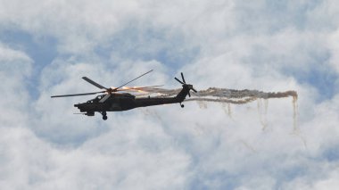 Helikopter Mi-28 akrobasi yapıyor.
