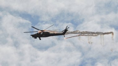 Helikopter Mi-28 akrobasi yapıyor.