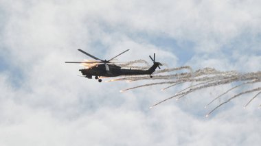 Helikopter Mi-28 akrobasi yapıyor.