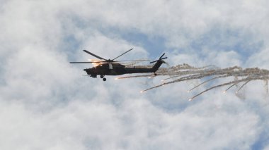 Helikopter Mi-28 akrobasi yapıyor.