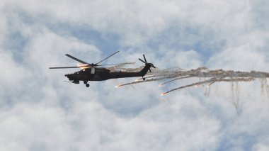 Helikopter Mi-28 akrobasi yapıyor.