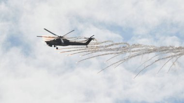 Helikopter Mi-28 akrobasi yapıyor.