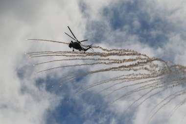 Helikopter Mi-28 akrobasi yapıyor.