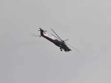 Helikopter Mi-28 akrobasi yapıyor.