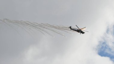 Helikopter Mi-28 akrobasi yapıyor.