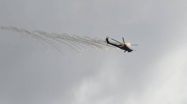 Helikopter Mi-28 akrobasi yapıyor.