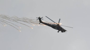 Helikopter Mi-28 akrobasi yapıyor.