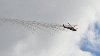 Helikopter Mi-28 akrobasi yapıyor.