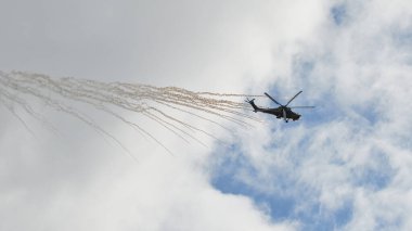 Helikopter Mi-28 akrobasi yapıyor.