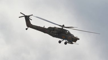Helikopter Mi-28 akrobasi yapıyor.