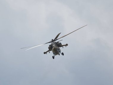 Helikopter Mi-28 akrobasi yapıyor.