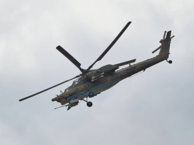 Helikopter Mi-28 akrobasi yapıyor.
