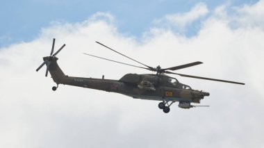Helikopter Mi-28 akrobasi yapıyor.