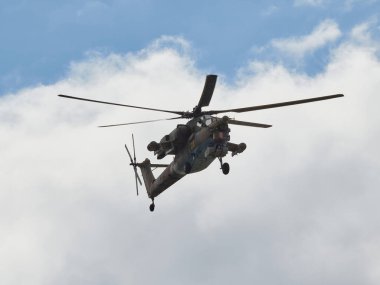Helikopter Mi-28 akrobasi yapıyor.