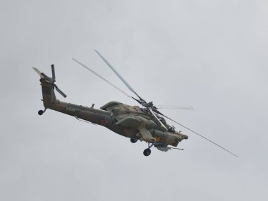 Helikopter Mi-28 akrobasi yapıyor.
