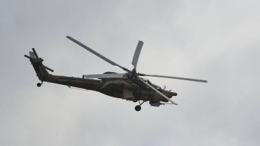 Helikopter Mi-28 akrobasi yapıyor.