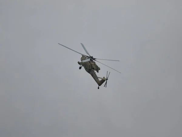 Helicopter Performs Aerobatics — Stock Photo, Image