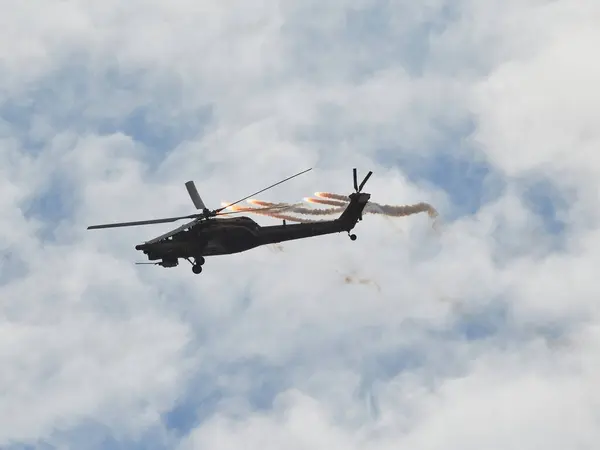 Helikopter Akrobasi Yapıyor — Stok fotoğraf