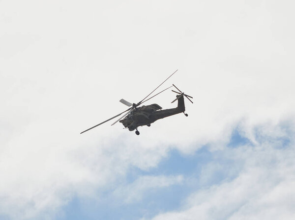 Вертолет Ми-28 выполняет аэробатику