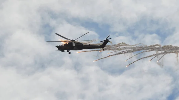 Helicóptero Realiza Acrobacias — Fotografia de Stock