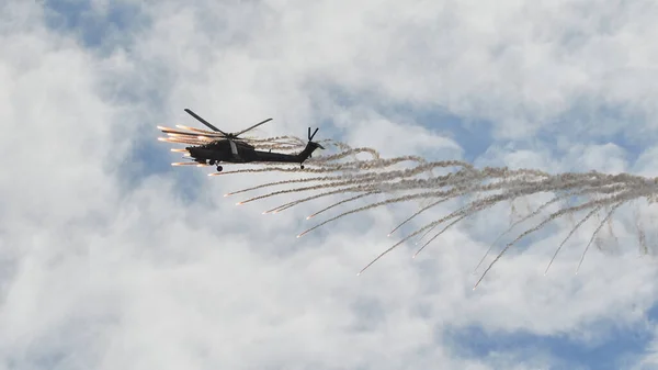 Helikopter Akrobasi Yapıyor — Stok fotoğraf