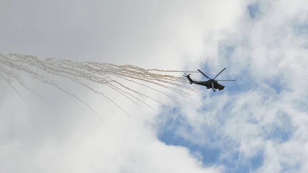 Hubschrauber Führt Kunstflug Aus — Stockfoto