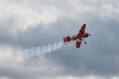 Hava gösterisinde Yak piston uçaklarının pilot performansları
