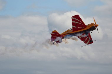 Hava gösterisinde Yak piston uçaklarının pilot performansları