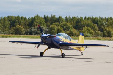 Hava gösterisinde Yak piston uçaklarının pilot performansları