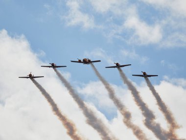 Hava gösterisinde Yak piston uçaklarının pilot performansları