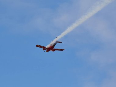 Hava gösterisinde Yak piston uçaklarının pilot performansları