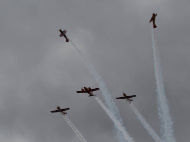 Hava gösterisinde Yak piston uçaklarının pilot performansları