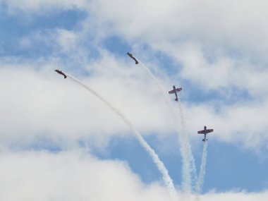 Hava gösterisinde Yak piston uçaklarının pilot performansları