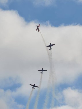 Hava gösterisinde Yak piston uçaklarının pilot performansları