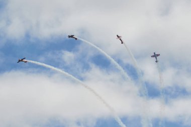 Hava gösterisinde Yak piston uçaklarının pilot performansları