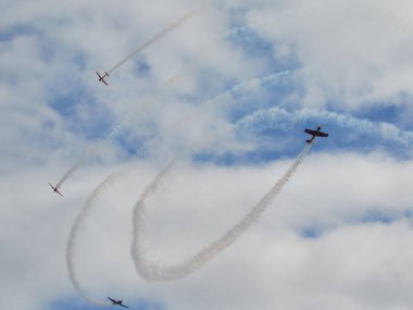 Hava gösterisinde Yak piston uçaklarının pilot performansları