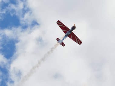 Hava gösterisinde Yak piston uçaklarının pilot performansları